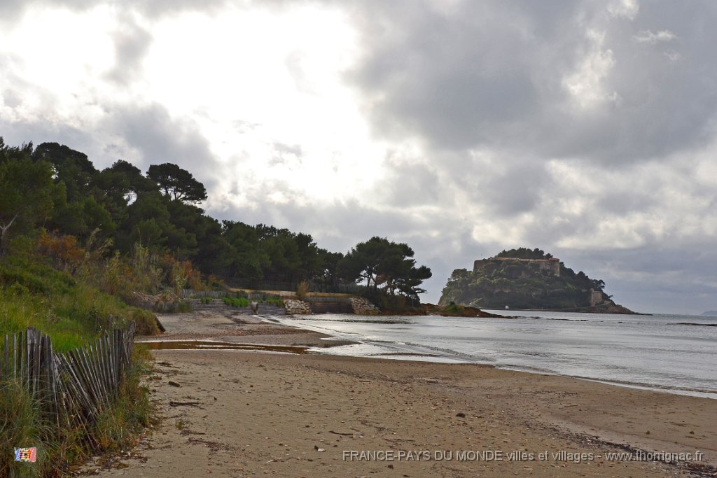 Plage de cabasson 4.JPG - Plage de Cabasson, au fond le fort de Brégançon.  Le 05 décembre 2014 sous la pluie.